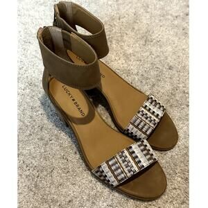 Lucky Brand Batima NWOB Women Sz 8.5W Ankle Strap Open Toe Natural Zipper Sandal